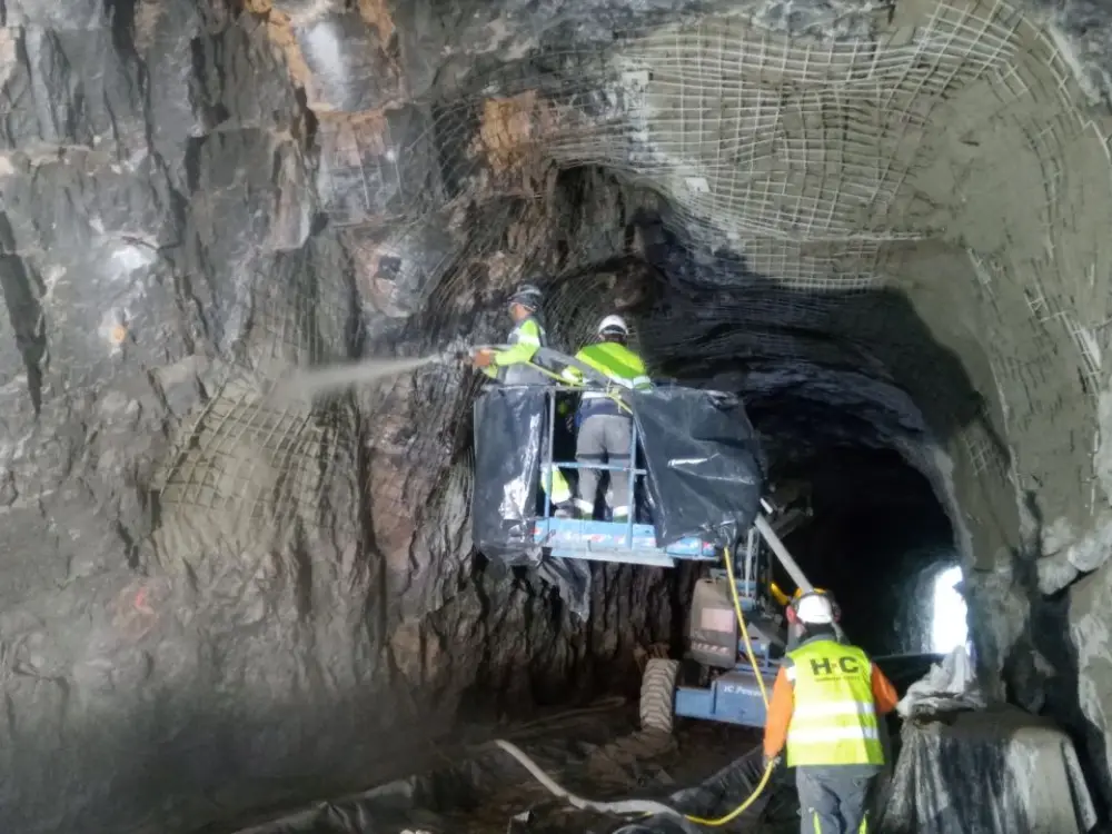 Aplicación de gunita por vía seca en túnel ferroviario en horario nocturno