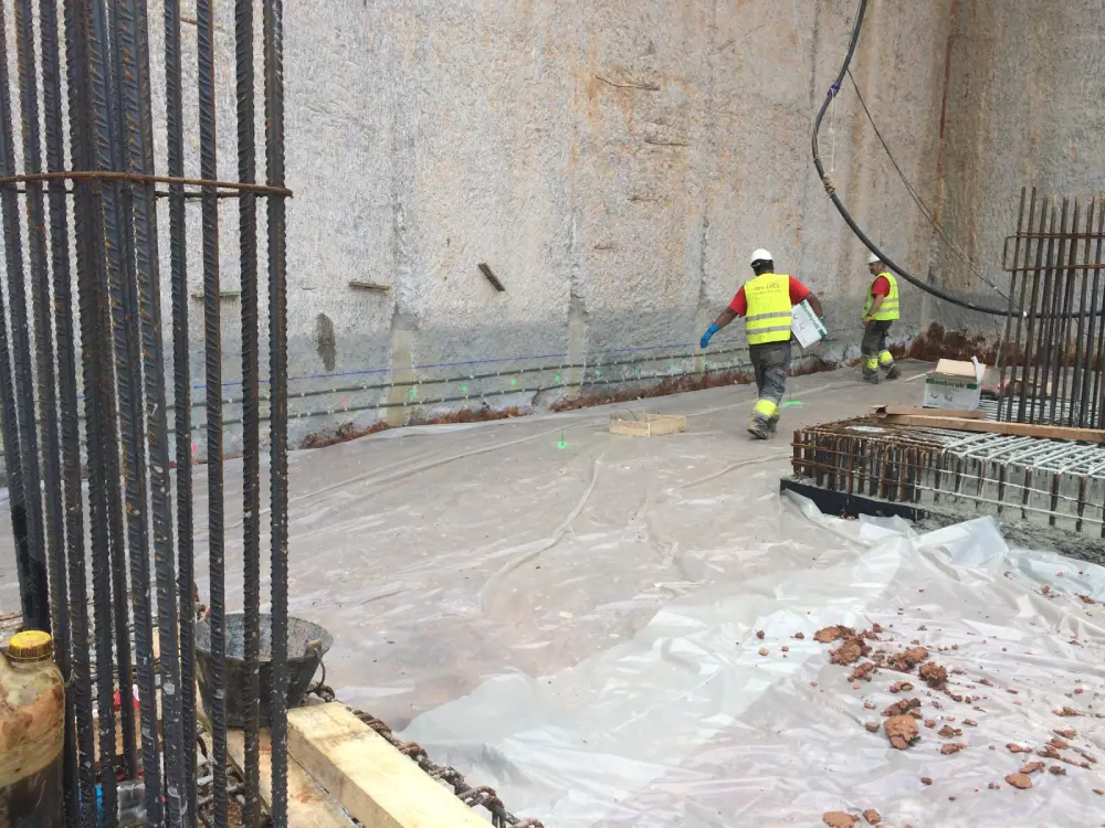 Colocación de doble cordón de bentonita para sellado en junta de hormigonado