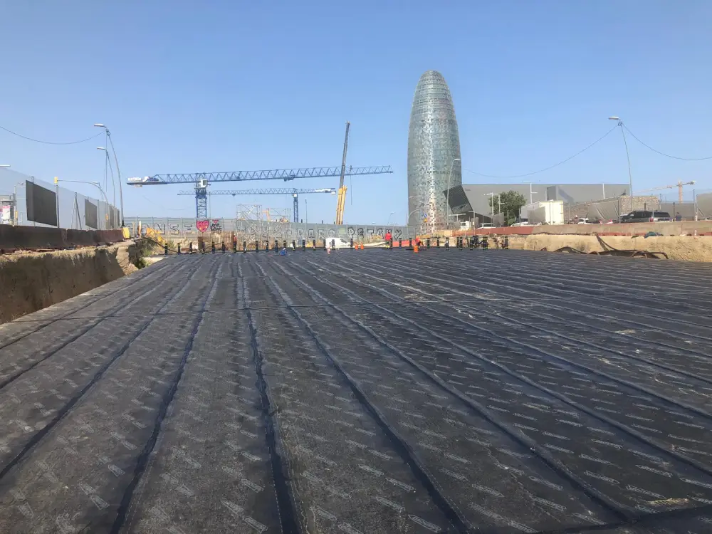 Colocación de lámina asfáltica en forjado de túnel