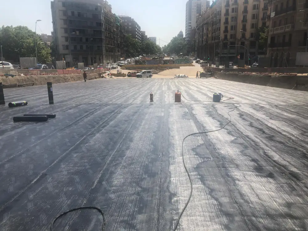 Colocación de lámina asfáltica en forjado de túnel Colocación de lámina asfáltica en forjado de túnel