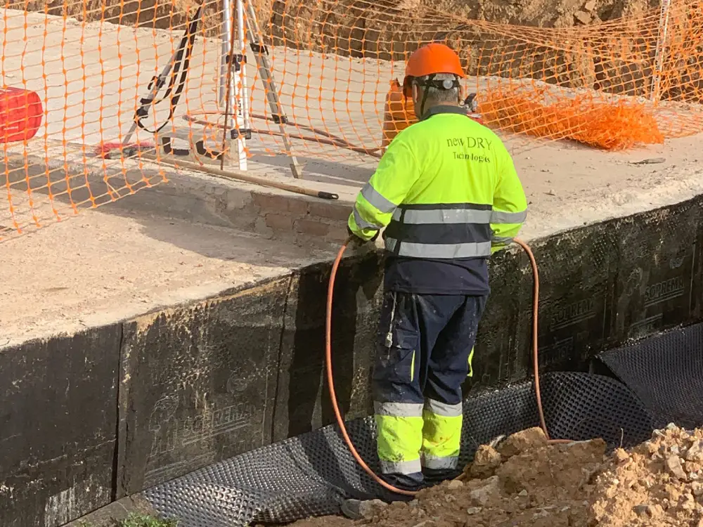 Colocación de lámina asfáltica en trasdós de muro enterrado