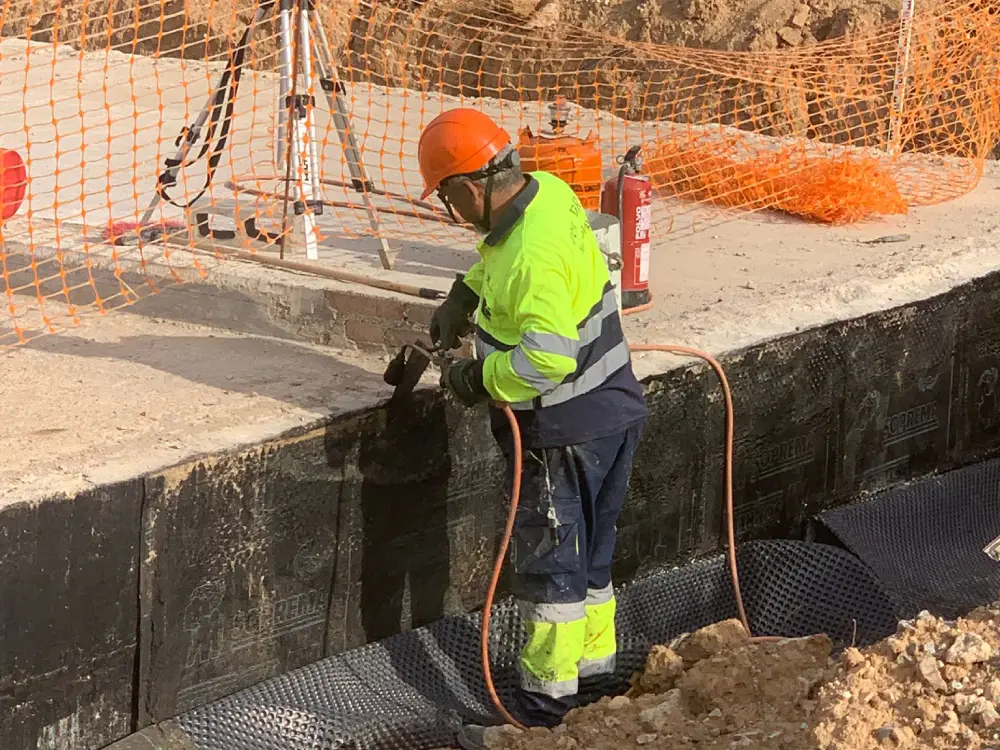Colocación de lámina asfáltica en trasdós de muro enterrado