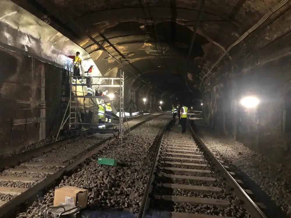 Colocación de lámina drenante en túnel ferroviario