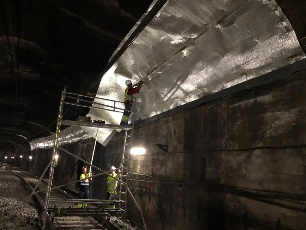 Colocación de lámina drenante en túnel ferroviario
