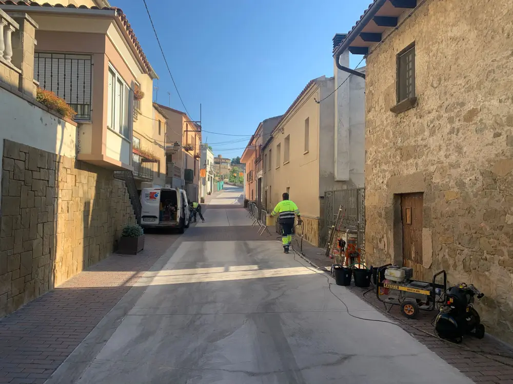 Creación de cortina impermeable mediante inyección de gel en muro de piedra desde el exterior. Creación de cortina impermeable mediante inyección de gel en muro de piedra desde el exterior.