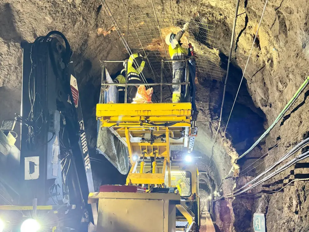 Estabilización y fijación de macizo rocoso en túnel ferroviario