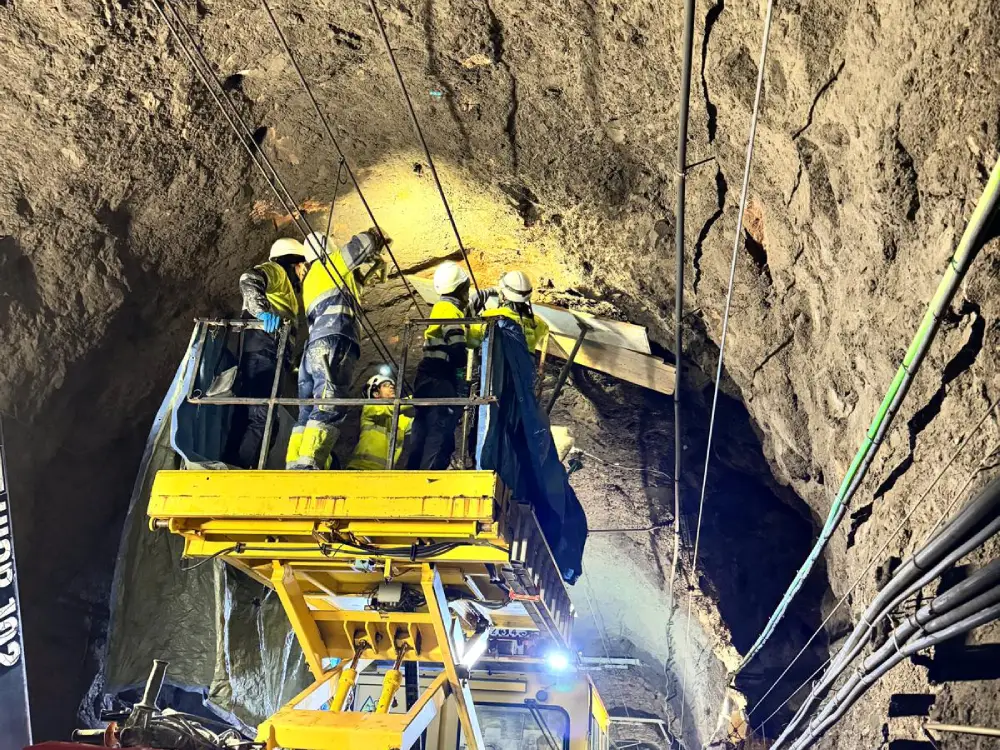 Estabilización y fijación de macizo rocoso en túnel ferroviario Estabilización y fijación de macizo rocoso en túnel ferroviario