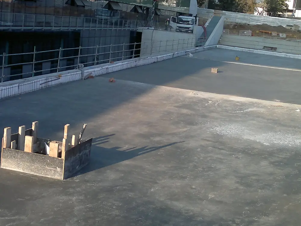 Impermeabilización de lago artificial mediante aplicación de mortero elástico Impermeabilización de lago artificial mediante aplicación de mortero elástico