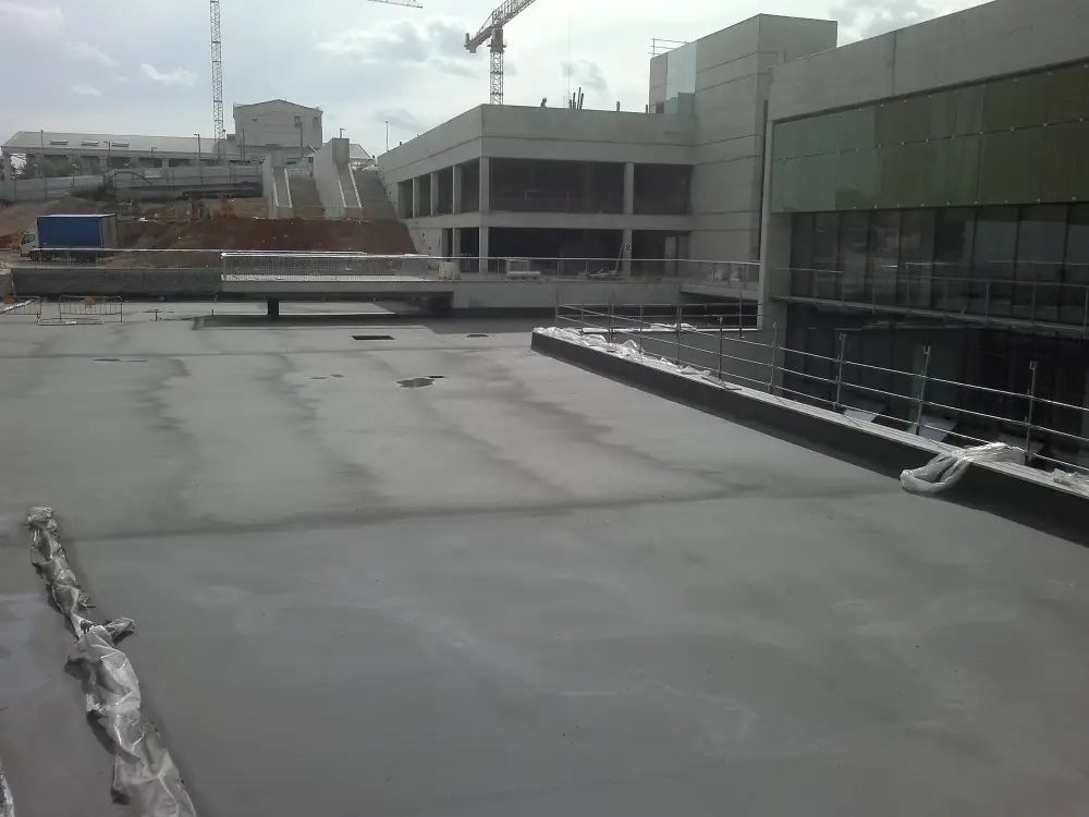 Impermeabilización de lago artificial mediante aplicación de mortero elástico Impermeabilización de lago artificial mediante aplicación de mortero elástico