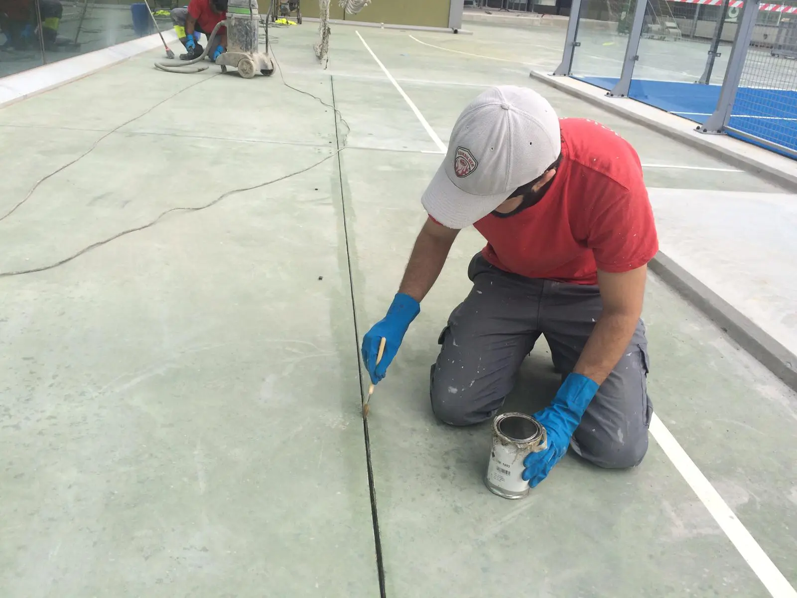 Imprimación y sellado de juntas de dilatación con masilla de poliuretano