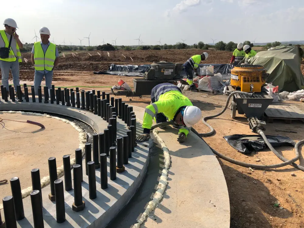 Inyección de grout estructural en bancada de molino industrial