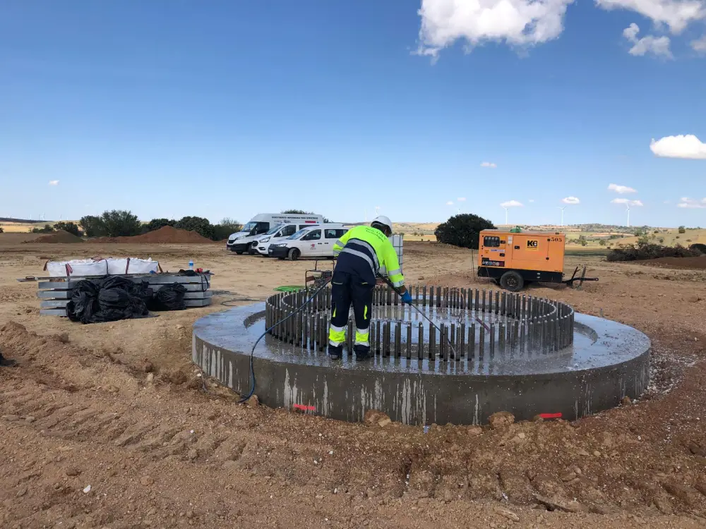 Inyección de grout estructural en bancada de molino industrial
