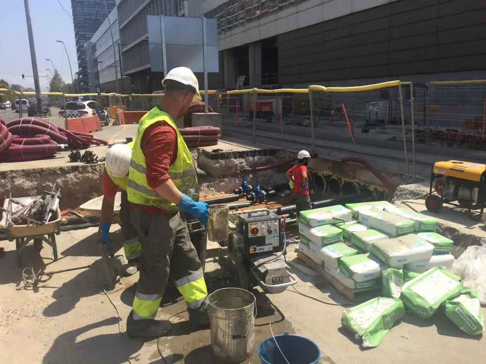 Inyección de lechada de cemento para relleno y consolidación de paso de instalaciones bajo calzada