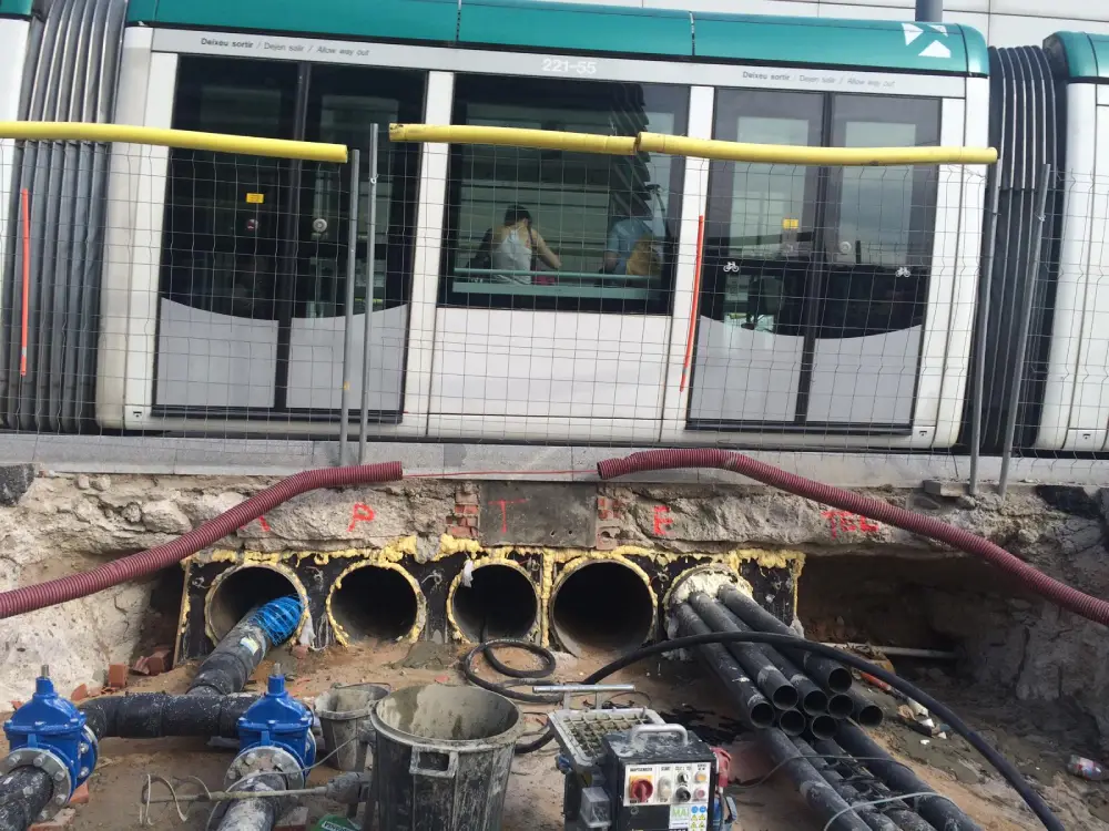 Inyección de lechada de cemento para relleno y consolidación de paso de instalaciones bajo calzada Inyección de lechada de cemento para relleno y consolidación de paso de instalaciones bajo calzada