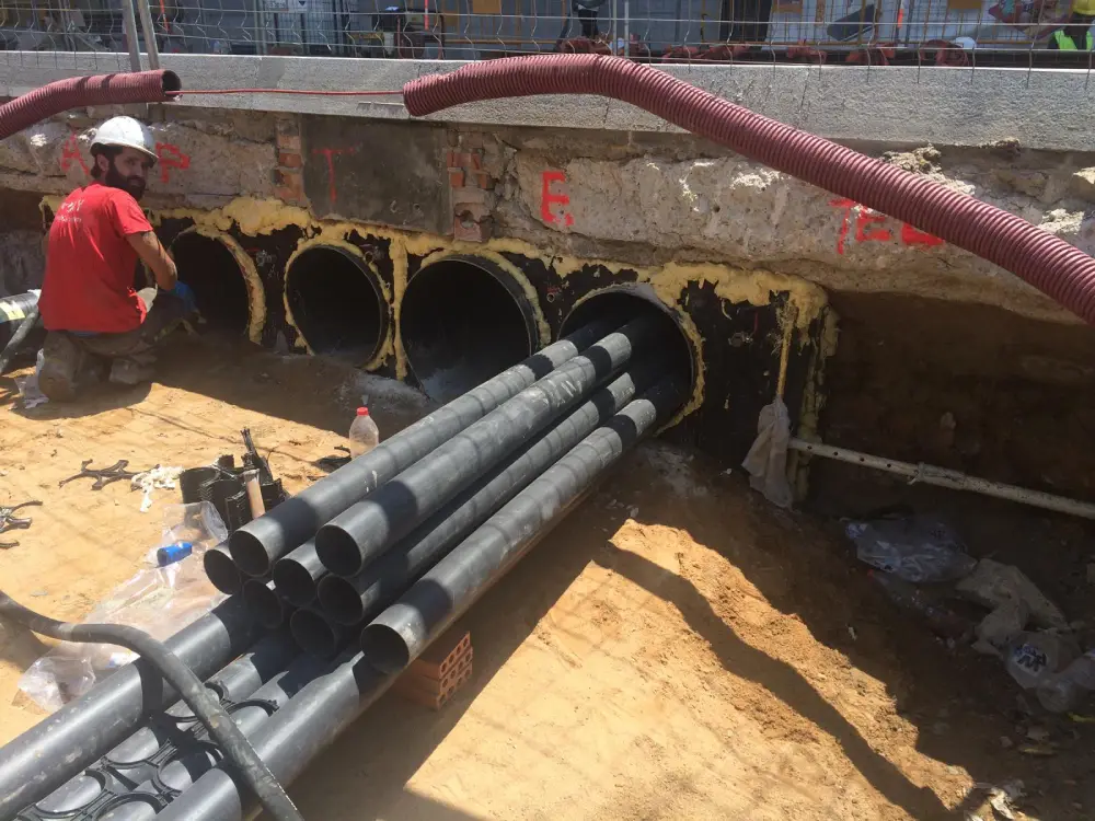 Inyección de lechada de cemento para relleno y consolidación de paso de instalaciones bajo calzada Inyección de lechada de cemento para relleno y consolidación de paso de instalaciones bajo calzada