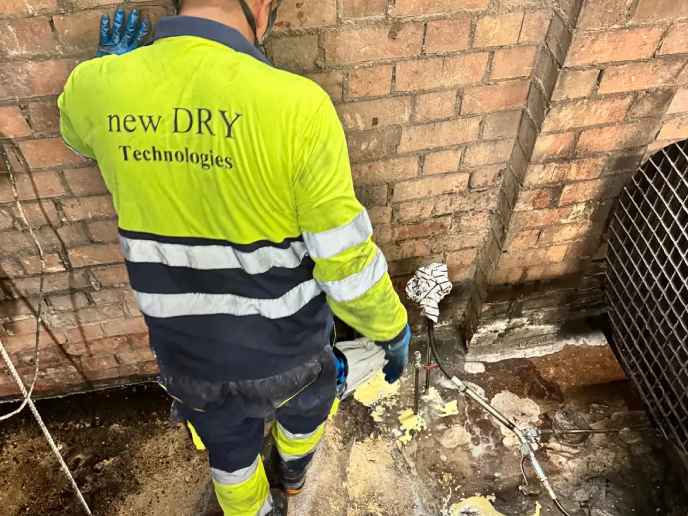 Inyección con resina bicomponente para consolidación y sellado de vía de agua en contrabóveda de túnel ferroviario