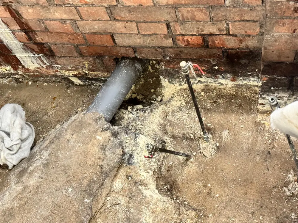 Inyección con resina bicomponente para consolidación y sellado de vía de agua en contrabóveda de túnel ferroviario Inyección con resina bicomponente para consolidación y sellado de vía de agua en contrabóveda de túnel ferroviario