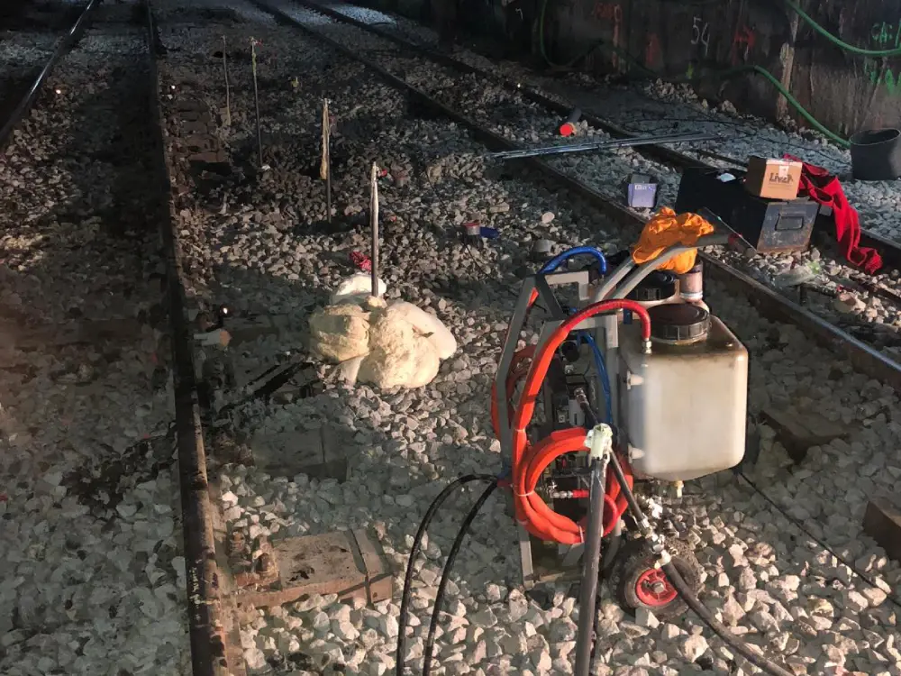 Inyección de resina bicomponente en túnel ferroviario para consolidación y sellado de filtraciones