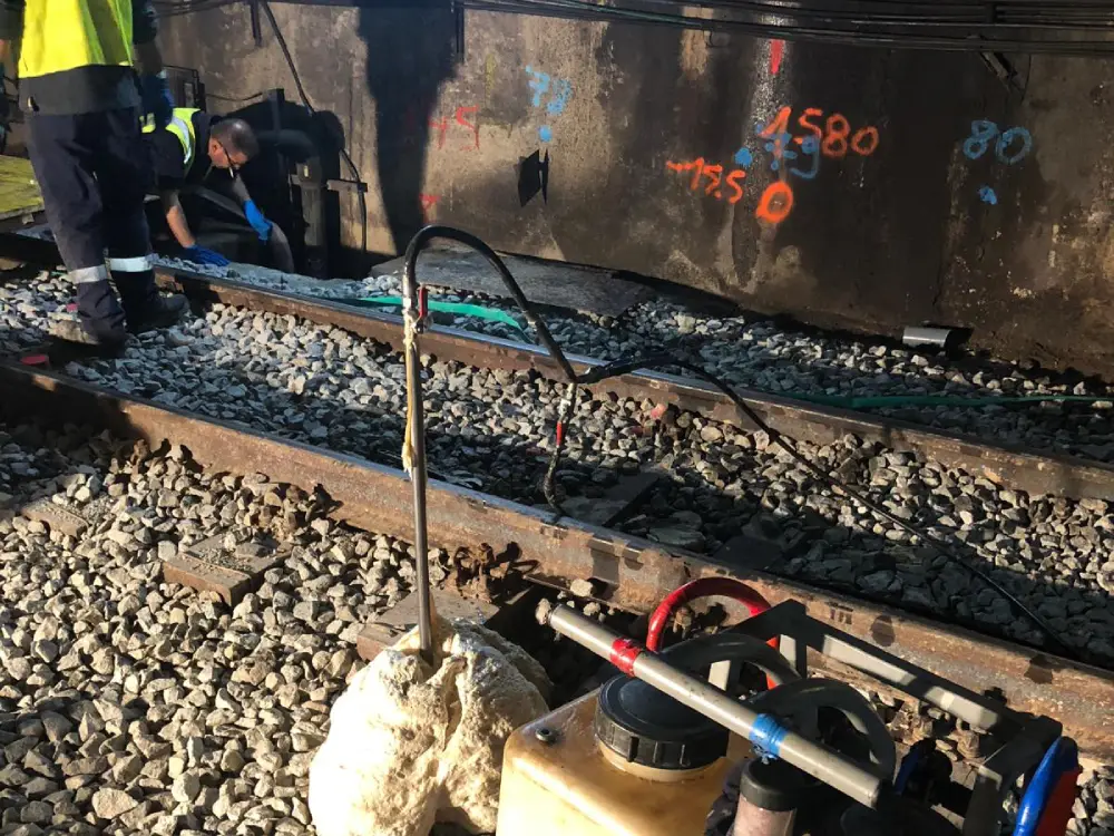 Inyección de resina bicomponente en túnel ferroviario para consolidación y sellado de filtraciones Inyección de resina bicomponente en túnel ferroviario para consolidación y sellado de filtraciones