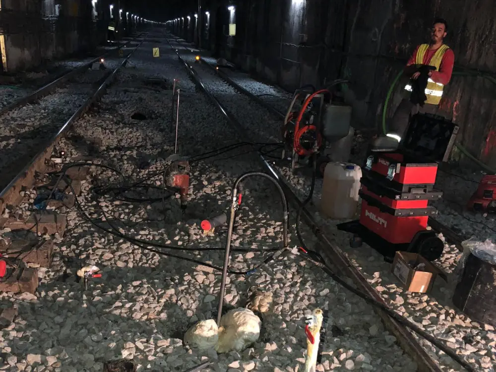 Inyección de resina bicomponente en túnel ferroviario para consolidación y sellado de filtraciones Inyección de resina bicomponente en túnel ferroviario para consolidación y sellado de filtraciones