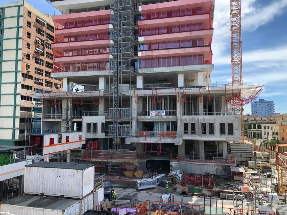 Inyección de resina epoxi estructural para sellado de fisuras en forjado