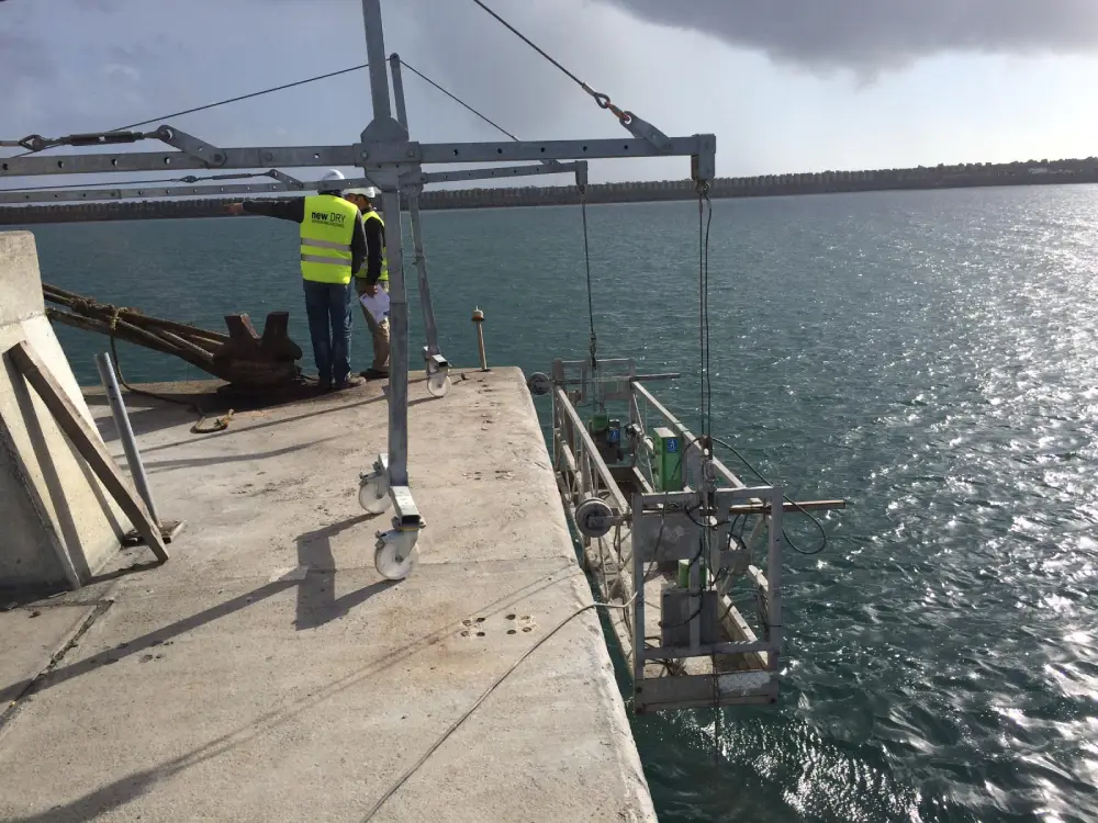 Inyección de resina epoxi y reparación estructural en muelle portuario