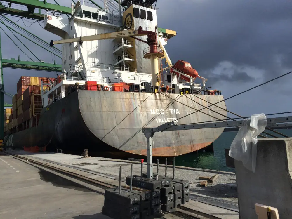 Inyección de resina epoxi y reparación estructural en muelle portuario Inyección de resina epoxi y reparación estructural en muelle portuario