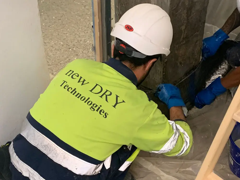 Refuerzo de pilares con tejido de fibra de carbono en entorno hospitalario