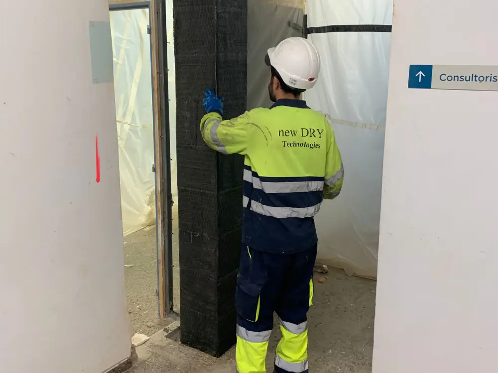 Refuerzo de pilares con tejido de fibra de carbono en entorno hospitalario Refuerzo de pilares con tejido de fibra de carbono en entorno hospitalario