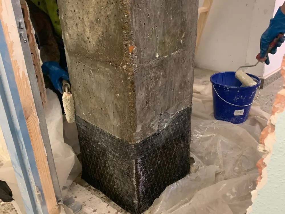 Refuerzo de pilares con tejido de fibra de carbono en entorno hospitalario Refuerzo de pilares con tejido de fibra de carbono en entorno hospitalario