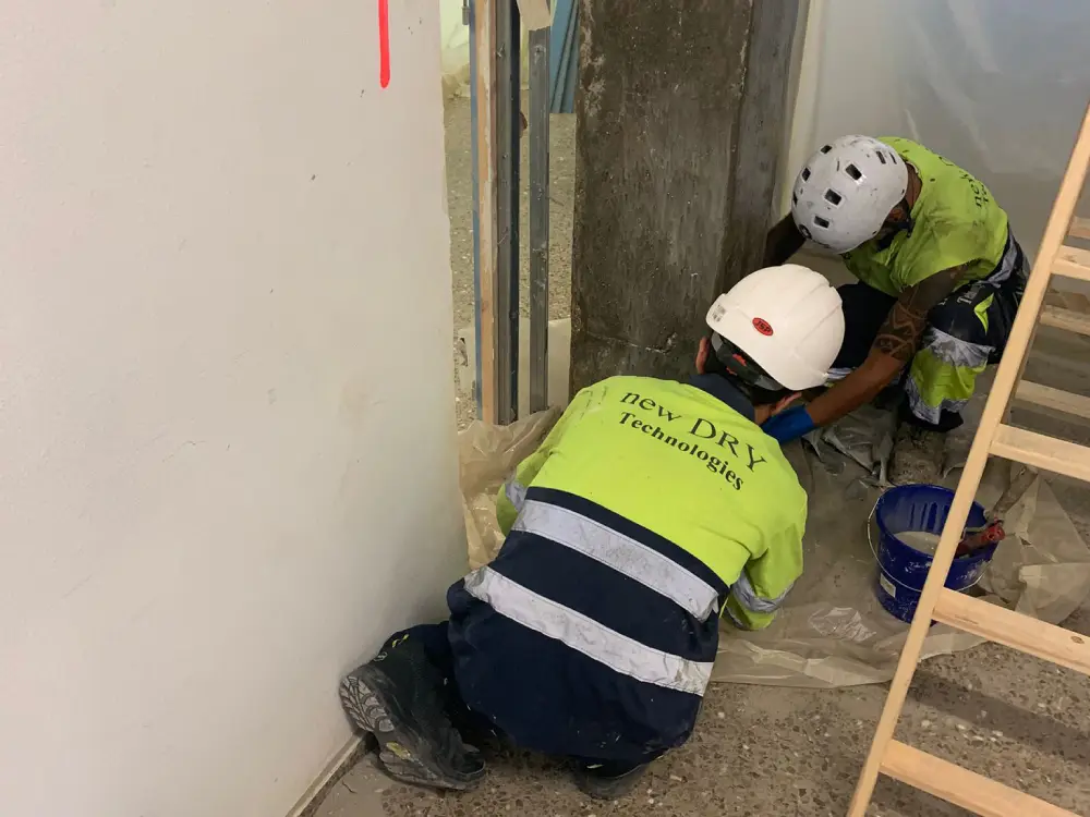 Refuerzo de pilares con tejido de fibra de carbono en entorno hospitalario Refuerzo de pilares con tejido de fibra de carbono en entorno hospitalario