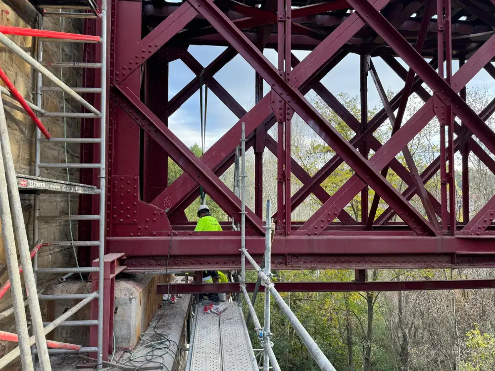 Reparación estructural de puente mediante gateo y sustitución de apoyos elastoméricos Rehabilitación de obras singulares