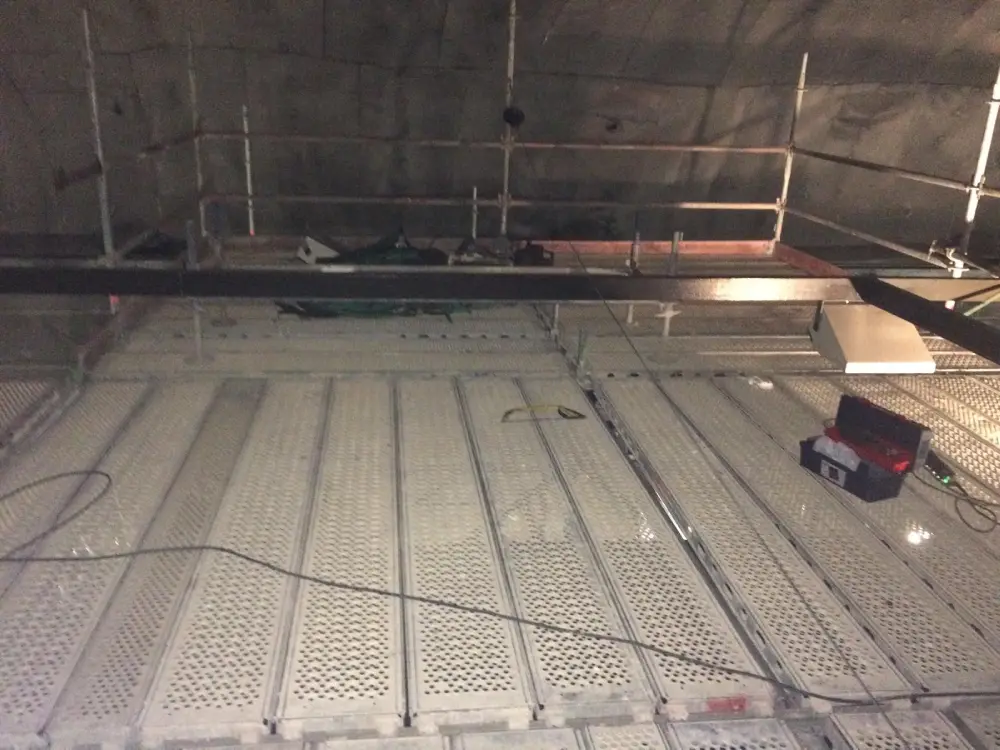 Colocación de lámina impermeable en bóveda de piedra en central eléctrica