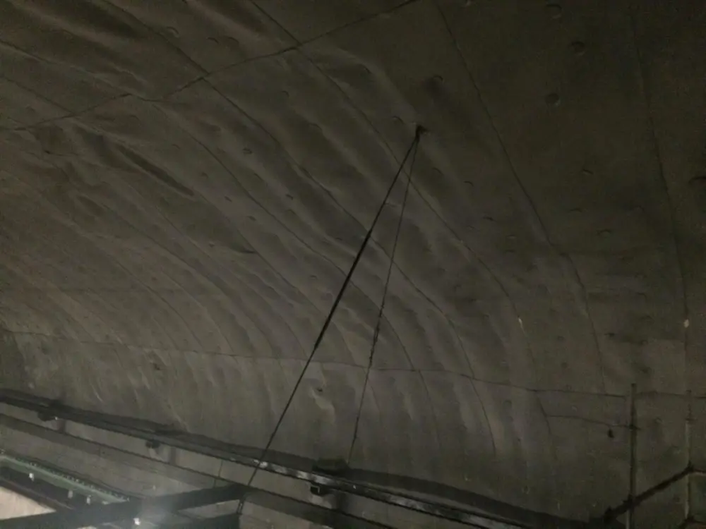 Colocación de lámina impermeable en bóveda de piedra en central eléctrica