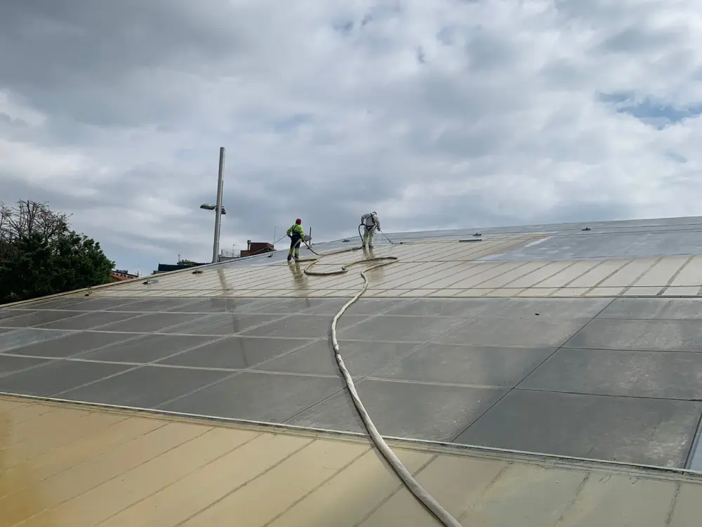 Preparación e impermeabilización de cubierta inclinada mediante aplicación de poliurea Preparación e impermeabilización de cubierta inclinada mediante aplicación de poliurea