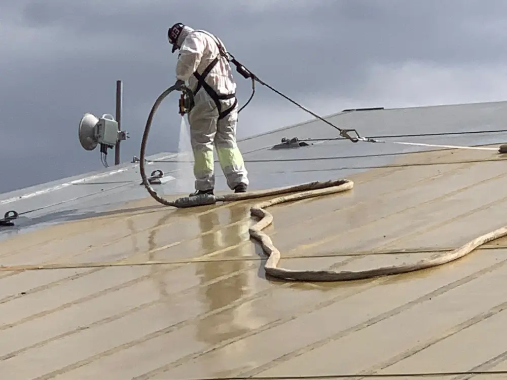 Preparación e impermeabilización de cubierta inclinada mediante aplicación de poliurea Preparación e impermeabilización de cubierta inclinada mediante aplicación de poliurea