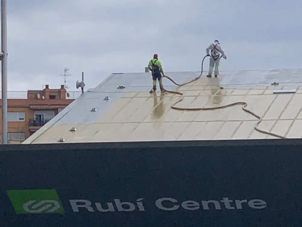 Preparación e impermeabilización de cubierta inclinada mediante aplicación de poliurea Preparación e impermeabilización de cubierta inclinada mediante aplicación de poliurea
