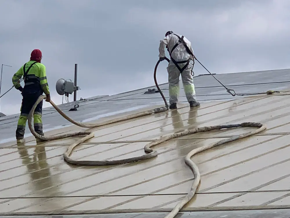 Preparación e impermeabilización de cubierta inclinada mediante aplicación de poliurea Preparación e impermeabilización de cubierta inclinada mediante aplicación de poliurea