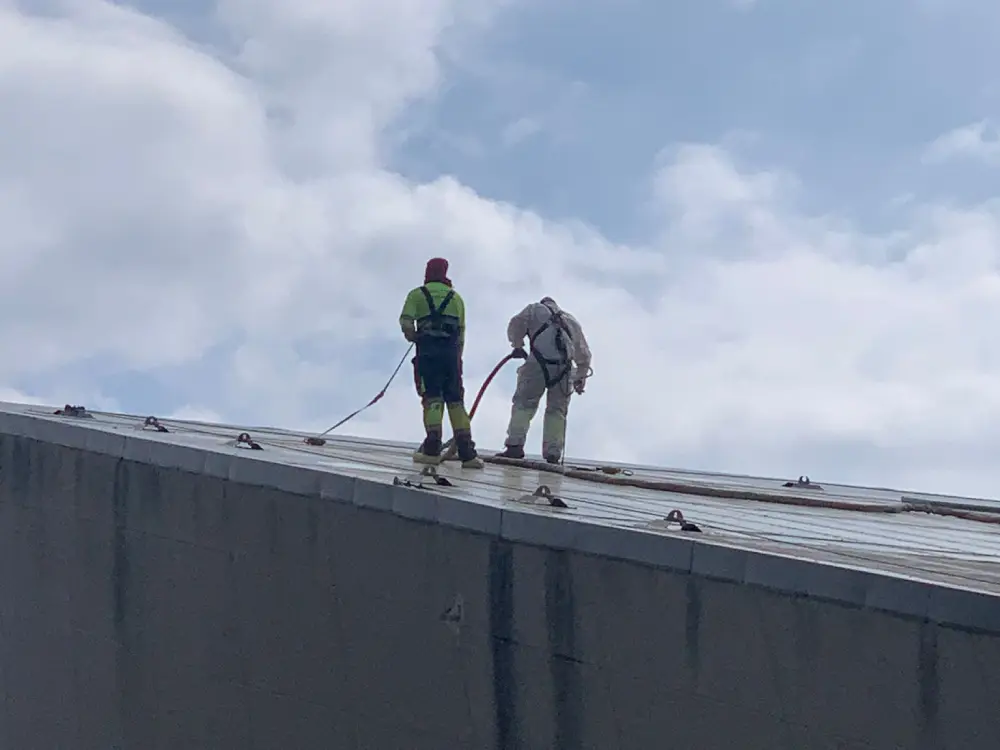 Preparación e impermeabilización de cubierta inclinada mediante aplicación de poliurea Preparación e impermeabilización de cubierta inclinada mediante aplicación de poliurea