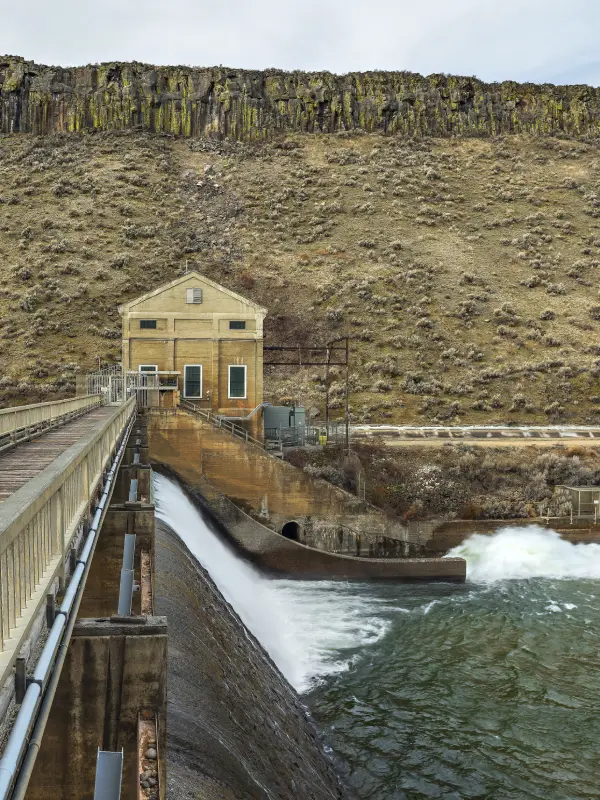 Presas, balsas y canales